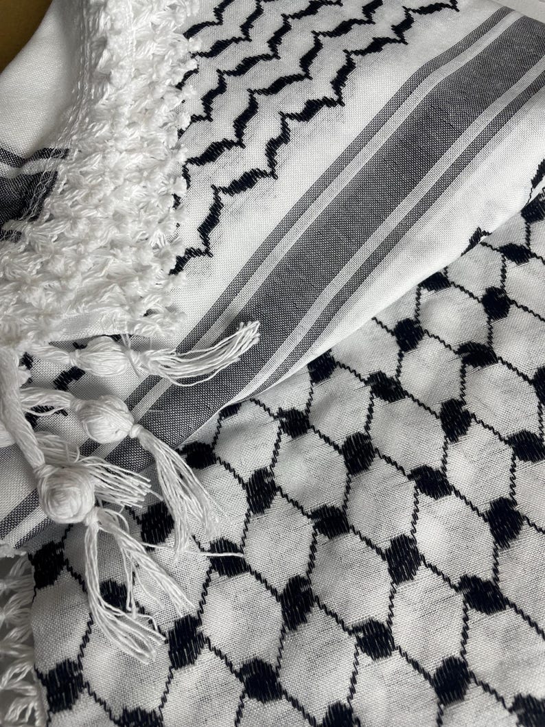 Cachecol Kuffiyeh palestino clássico preto e branco com borlas feito na Jordânia. Loja palestina de kuffiyeh de ótima qualidade. imagem 2