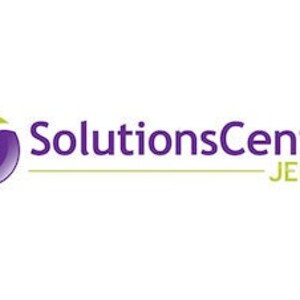 Puede incluir: Logotipo de SolutionsCentre Jersey con un diseño circular morado y verde. El texto es blanco y dice "SolutionsCentre" con "JERSEY" en letras más pequeñas debajo.