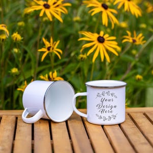 Maqueta de taza de camping esmaltada. 3 fotos de taza de camping de 12 oz con acabado plateado. Maqueta de taza esmaltada en blanco. Uso comercial y personal.