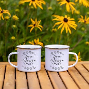Maqueta de taza de camping esmaltada. 1 foto de taza de camping de 12 oz con acabado plateado. Maqueta de taza esmaltada en blanco. Uso comercial y personal.