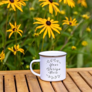 Maqueta de taza de camping esmaltada. 1 foto de taza de camping de 12 oz con acabado plateado. Maqueta de taza esmaltada en blanco. Uso comercial y personal.