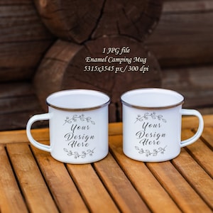 Maqueta de taza de camping esmaltada. 1 foto de taza para acampar de 12 onzas con acabado plateado. Maqueta en blanco de taza esmaltada. Uso comercial y personal.