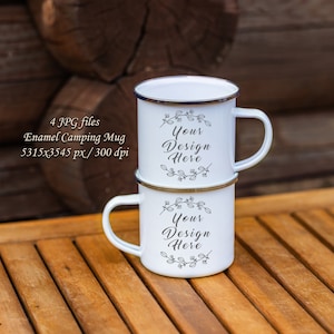 Maqueta de taza de camping esmaltada. 4 fotos de taza para acampar de 12 onzas con acabado plateado. Maqueta en blanco de taza esmaltada. Uso comercial y personal.