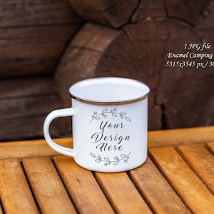 Maqueta de taza de camping esmaltada. 1 foto de taza para acampar de 12 onzas con acabado plateado. Maqueta en blanco de taza esmaltada. Uso comercial y personal.