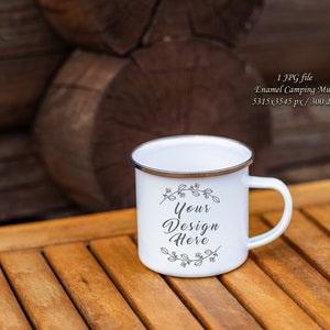 Maqueta de taza de camping esmaltada. 1 foto de taza para acampar de 12 onzas con acabado plateado. Maqueta en blanco de taza esmaltada. Uso comercial y personal.