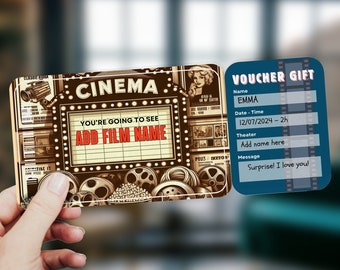 Può includere: Un buono per il cinema in stile vintage con una insegna a marquee rossa e bianca che dice "YOU'RE GOING TO SEE ADD FILM NAME". Il buono è un regalo per Emma, con data e ora 12/07/2024 - 2h. Il messaggio dice "Sorpresa! Ti voglio bene!"