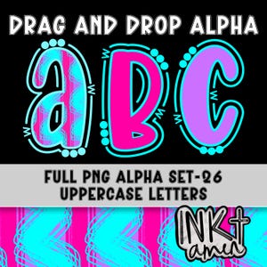 Può includere: Grafica digitale con le lettere maiuscole A, B e C in un design audace e colorato. Le lettere sono delineate in turchese su sfondo nero. È incluso anche il testo "DRAG AND DROP ALPHA" e "FULL PNG ALPHA SET-26 UPPERCASE LETTERS".