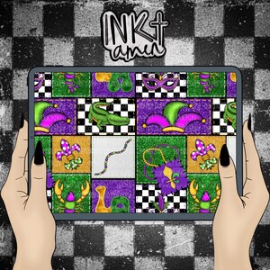 Op de afbeelding: Een digitale tablet met een kleurrijk Mardi Gras-thema ontwerp. Het ontwerp toont een patchwork van vierkanten met afbeeldingen van een narrenhoed, masker, fleur-de-lis, rivierkreeften en een alligator. De tablet wordt vastgehouden door handen met zwarte nagellak, tegen een zwart-wit geblokte achtergrond.