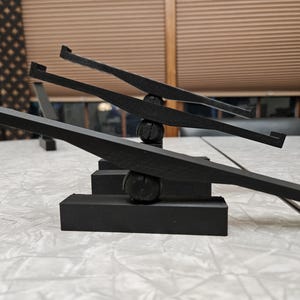 Op de afbeelding: Een zwarte laptopstandaard met drie verstelbare niveaus. De standaard is gemaakt van plastic en heeft een strak, modern ontwerp.