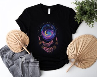 Mystisches Moon Crystal Ball T-Shirt - Kosmische Hände und Sterne Boho Graphic Tee