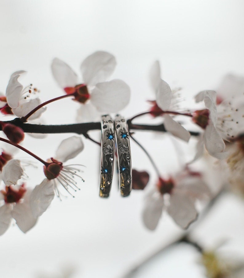 925 Sterling Silver Celestial Huggie Hoop Earrings with Star and Moon Engravings and Dazzling Blue Accents Chic Astrological Jewellery zdjęcie 2