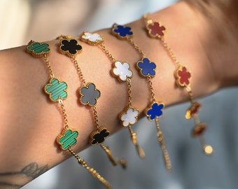 Elegantes Multi-Klee-Armband mit Gold-Finish - Wählen Sie zwischen Perle, Smaragdgrün, Tiefschwarz, strahlendem Blau oder Tiefrot - das perfekte Geschenk