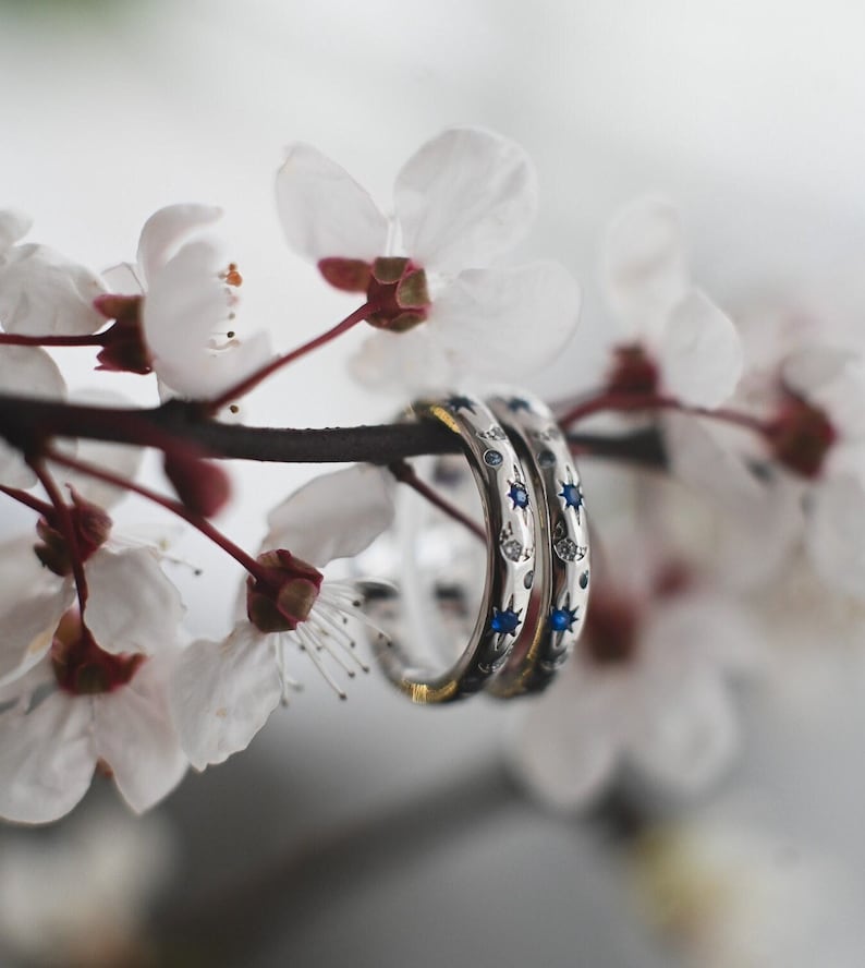 925 Sterling Silver Celestial Huggie Hoop Earrings with Star and Moon Engravings and Dazzling Blue Accents Chic Astrological Jewellery zdjęcie 1