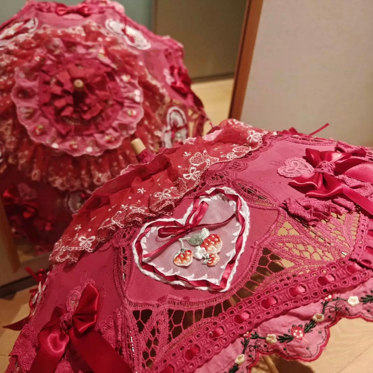 新品❤️LOVERARY UV PROTECTION PARASOL いちご柄 新品❤️LOVERARY UV PROTECTION PARASOL いちご柄 新品❤️LOVERARY