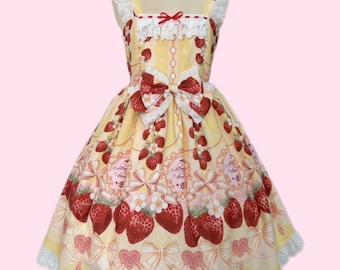 Puede incluir: Un vestido amarillo y blanco con estampado de fresas y lazos. El vestido tiene un ribete de encaje y un lazo en la cintura.