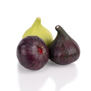 Könnte beinhalten: Drei Feigen, eine grüne und zwei violette, auf weißem Hintergrund.