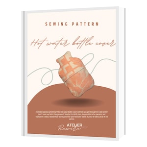 Op de afbeelding: Een naaipatroon voor een warmwaterkruikhoes. De hoes is perzik- en crèmekleurig met een geometrisch ontwerp. De tekst op de omslag luidt "Hot water bottle cover" en "ATELIER Rewire".
