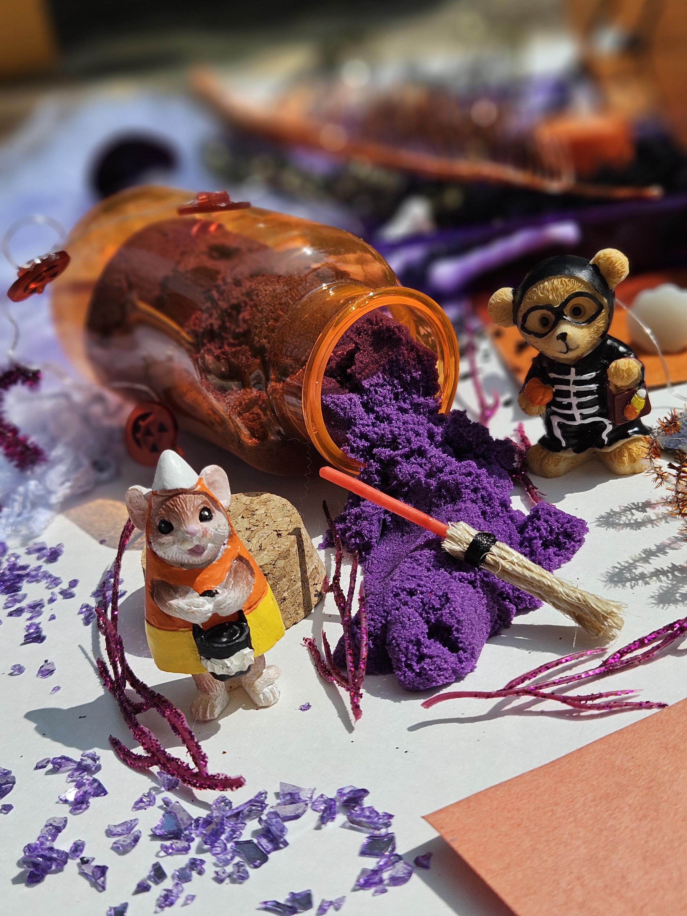 Halloween Activity Box for Big Kids: Book, Crafts, Kinetic Sand…