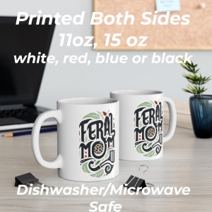 Pu&ograve; includere: Due tazze in ceramica bianca con scritta nera che recita "Feral Mom" circondata da foglie verdi e un motivo leopardato. Le tazze sono da 11 oz o 15 oz e sono lavabili in lavastoviglie e adatte al microonde. Le tazze sono disponibili in bianco, rosso, blu o nero.