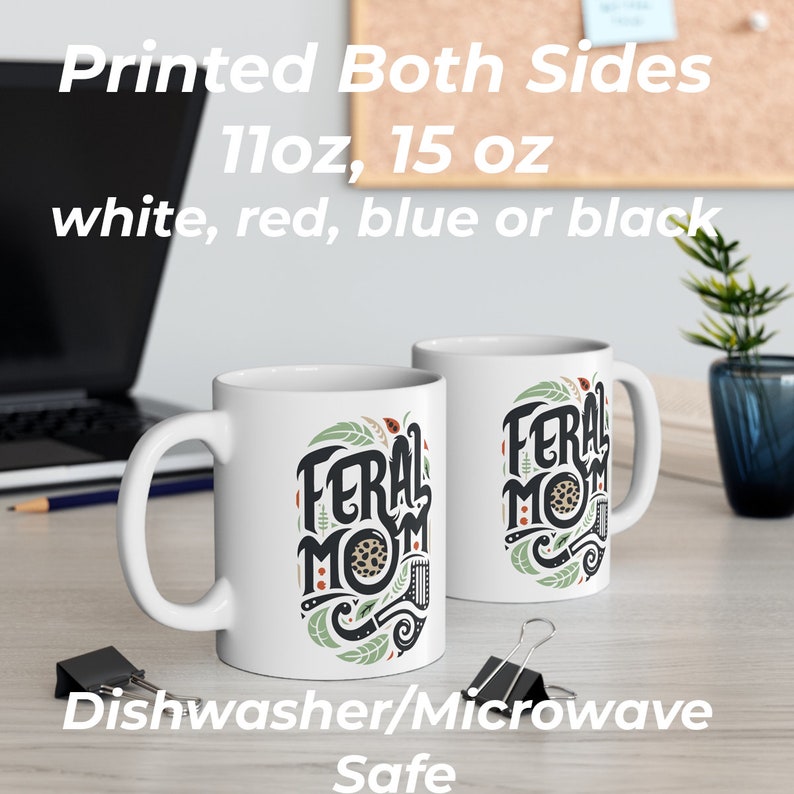 Pu&ograve; includere: Due tazze in ceramica bianca con scritta nera che recita "Feral Mom" circondata da foglie verdi e un motivo leopardato. Le tazze sono da 11 oz o 15 oz e sono lavabili in lavastoviglie e adatte al microonde. Le tazze sono disponibili in bianco, rosso, blu o nero.