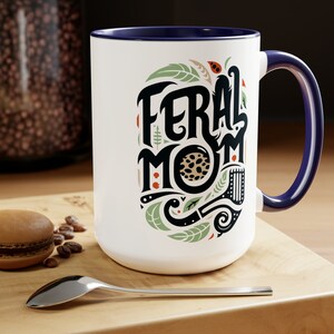 Tazza da caffè bicolore Feral Mom - Tazza in ceramica audace ed elegante per le mamme - Regalo perfetto per lei immagine 3