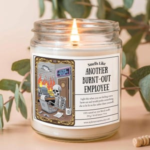 Citation d'humour noir squelette style carte de tarot Employé épuisé, bougie de soja hautement parfumée 9 oz, cadeau amusant pour collègue, décoration de bureau Witchcore