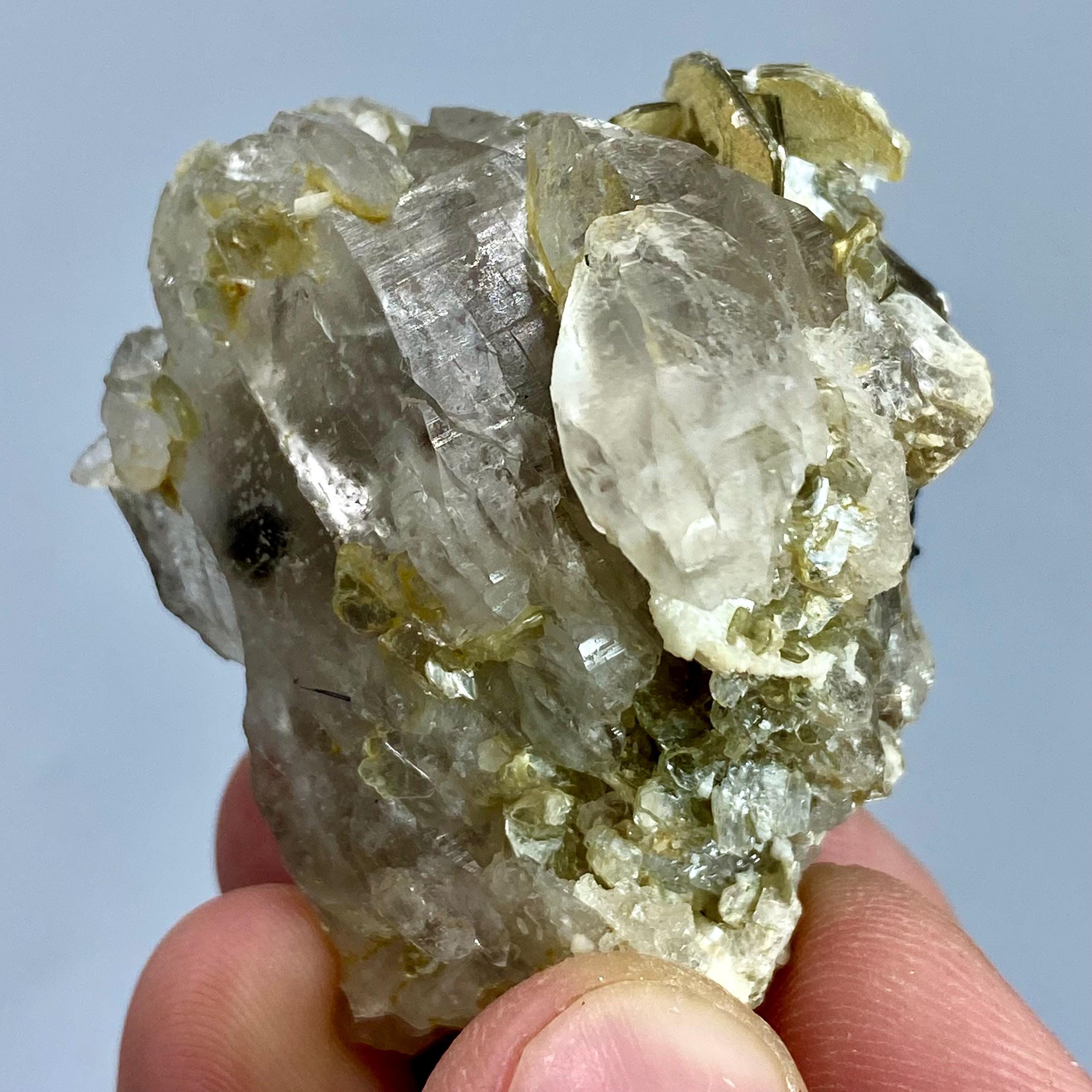パキスタン産、289カラットのユニークな黒トルマリン結晶（クォーツと 