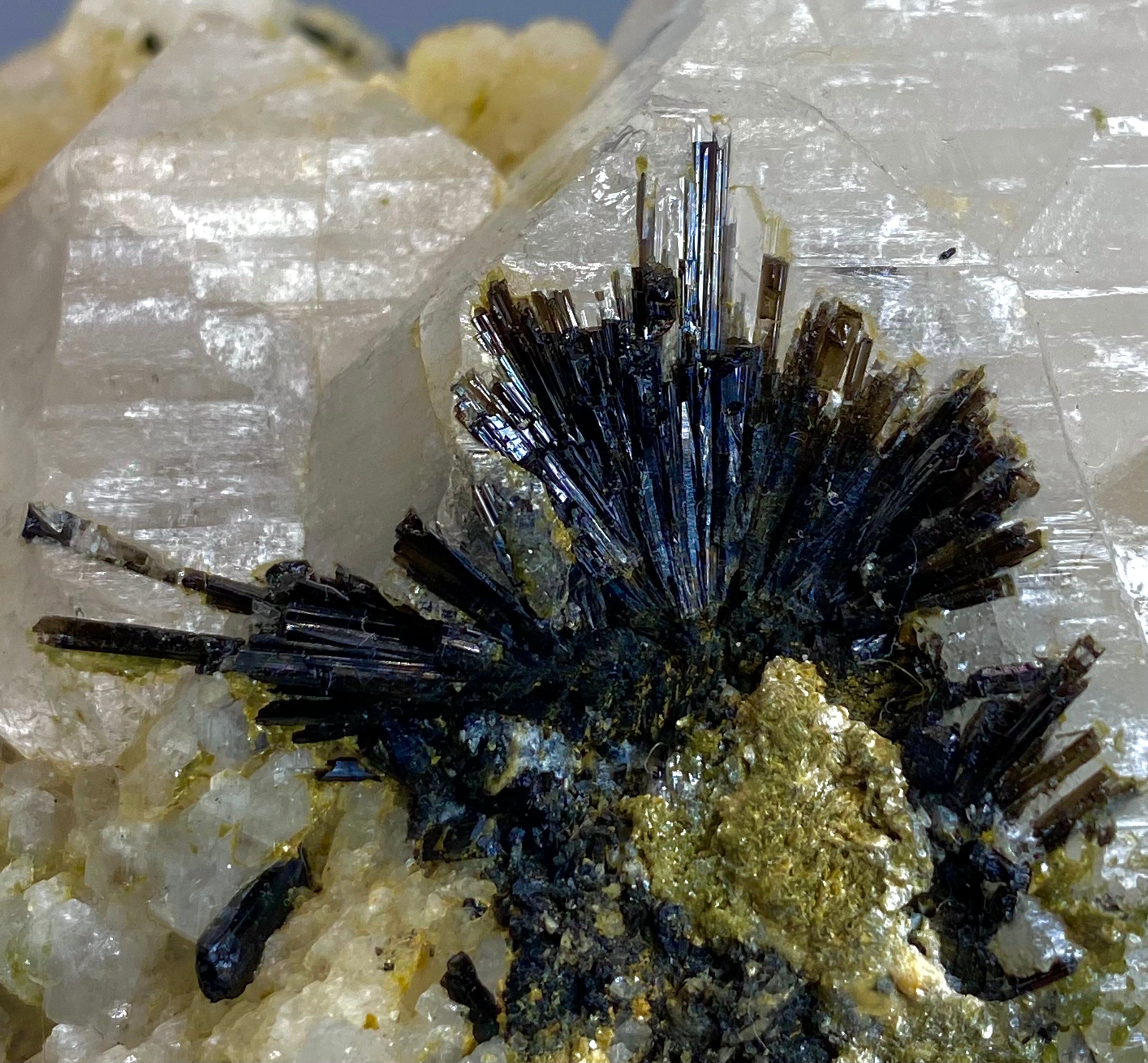 872 グラム パキスタン産のユニークなブラックトルマリンと水晶標本