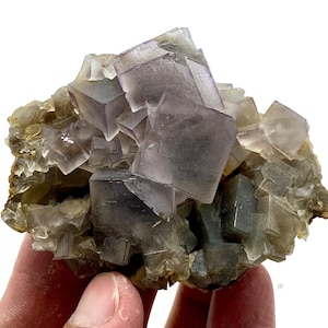 Muestra única de cristal de fluorita cúbica vítrea de 127 gramos procedente de Pakistán. Tamaño: 80 x 63 x 22 mm.