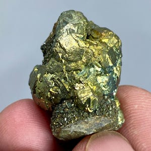 Cristal de MARCASITE/PYRITE arc-en-ciel naturel de forme unique de 133 carats sur matrice du PAKISTAN