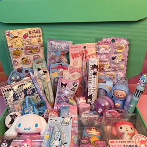 Boîte Mystère Kawaii Sanrio : Accessoires, Autocollants Fluffy, Porte-clés, Porte-monnaie.. Friandises et délices mignons pour tout le monde