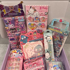 Ensemble Stickers Kawaii Sanrio : Découvrez une Boîte de Surprises Enchantée avec Kuromi, Hangyodon, Pochacco et les Little Twin Stars !