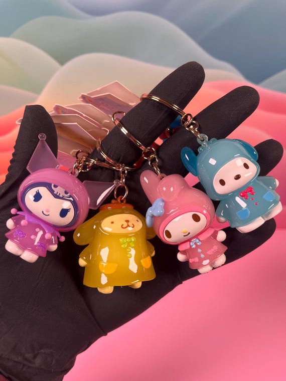 Porte-clés Sanrio en édition limitée : Kuromi, My Melody, Pompompurin et Pochacco. Ajoutez une touche kawaii à vos accessoires !