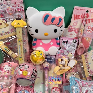 Box cadeau Kawaii Sanrio : Accessoires de bureau mignons, adorable sac bandoulière, porte-clés, gomme, Stickers gonflés...Vous l'avez ?