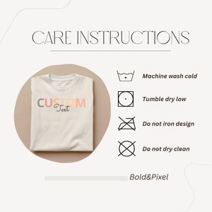 K&ouml;nnte beinhalten: Ein wei&szlig;es T-Shirt mit dem Text "CUSTOM Text", der in Orange, Rosa und Gelb gedruckt ist. Die Pflegehinweise sind unter dem Shirt aufgelistet: Maschinenw&auml;sche kalt, Trocknergeeignet bei niedriger Temperatur, Design nicht b&uuml;geln, Nicht chemisch reinigen. Der Text "Bold&Pixel" befindet sich am unteren Rand des Bildes.