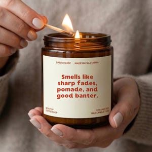 Bougie humoristique pour coiffeur, parfumée à la pommade Sharp Fades, idéale pour exprimer sa gratitude envers un coiffeur ou pour une remise de diplôme. Bougie en cire de soja.