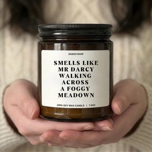 Riecht wie Mr. Darcy, der über eine neblige Wiese geht Kerze Buch Liebhaber Geschenk Jane Austen Inspiriert Sojakerze Romantische Wohnkultur