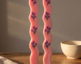 Handgeschilderde lavendelkaars, taps toelopende roze kaars met bloemen, esthetisch lentehuisdecor, Moederdag bloemencadeau, tafelstuk bruiloft