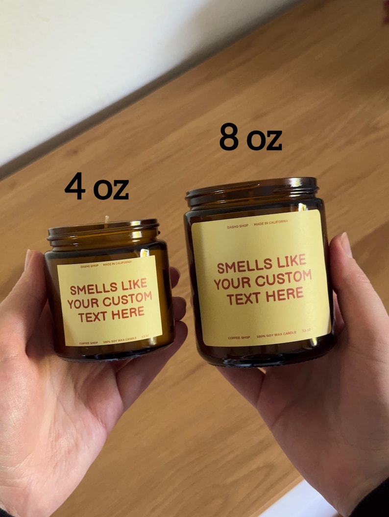 Peut inclure: Deux bougies en pot de verre ambr&eacute; avec des &eacute;tiquettes jaunes. Le petit pot est marqu&eacute; 4 oz et le grand pot est marqu&eacute; 8 oz. Les &eacute;tiquettes portent le texte : SMELLS LIKE YOUR CUSTOM TEXT HERE, DASH0 SHOP, MADE IN CALIFORNIA, COFFEE SHOP, 100% SOY WAX CANDLE.