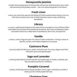 Peut inclure: Une liste informative blanche intitul&eacute;e SCENTS pr&eacute;sentant huit descriptions de parfums : Honeysuckle Jasmine, Fresh Linen, Library, Vanilla, Cashmere Plum, Sage and Lavender, Pumpkin Caramel et Christmas Tree, imprim&eacute;e en noir sur fond blanc.