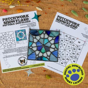 Puede incluir: Un copo de nieve de vidrieras con piezas azules, turquesas y blancas, junto a un diagrama de patrón y una pegatina de descarga digital. El patrón se titula "Patchwork Snowflake" y es para principiantes.