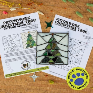 Peut inclure: Un sapin de Noël en vitrail avec du verre vert et blanc, présenté avec des instructions de motif et un autocollant de licence de loisirs à téléchargement numérique. Les dimensions finies sont de 15 cm x 15 cm.