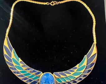 Seltene Vintage FM87 Ägyptische Revival Skarabäus Emaille Gold Ton Bib Halskette signiert Frank Mint Statement Stück Y2K