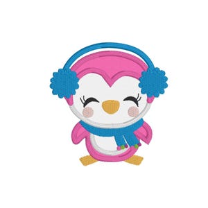 以下が含まれることがあります： ピンクと白の体で、青いイヤーマフと青いスカーフを身に着けたかわいい漫画のペンギン。 ペンギンは黄色いくちばしと足、バラ色の頬をしています。 デザインは刺繍またはアップリケスタイルです。