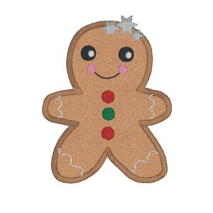 Puede incluir: Un diseño de hombre de jengibre con una apariencia marrón texturizada. El hombre de jengibre tiene ojos negros, mejillas rosadas y una boca sonriente. Está decorado con botones rojos y verdes y detalles de estrellas plateadas.