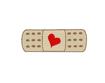 Puede incluir: Un vendaje beige con un corazón rojo en el centro.