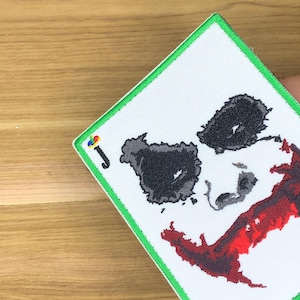 Parche con la cara de la carta del Joker - Insignia oscura de moral de caballero "¿Por qué tan serio?"