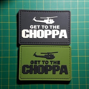 Può includere: Due toppe ricamate nere e verdi con una silhouette di elicottero e il testo "Get to the Choppa".