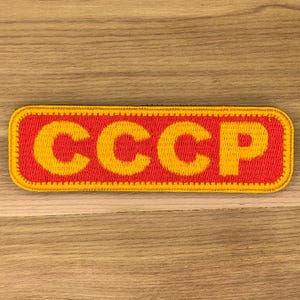 Puede incluir: Un juego de tres tazas de cerámica con acabado mate moteado. Las tazas son de color crema, gris claro y gris oscuro. Cada taza tiene un diseño simple y minimalista.