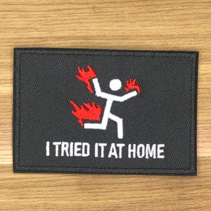 Parche "Lo intenté en casa" - Meme divertido de fuego ardiente